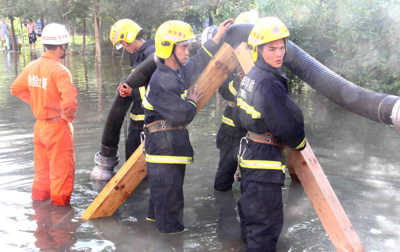 克拉玛依遭遇暴雨袭击 消防官兵紧急疏散300户居民安全转移