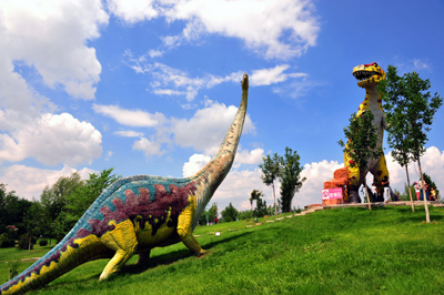 恐龙文化苑吸引八方游客来
