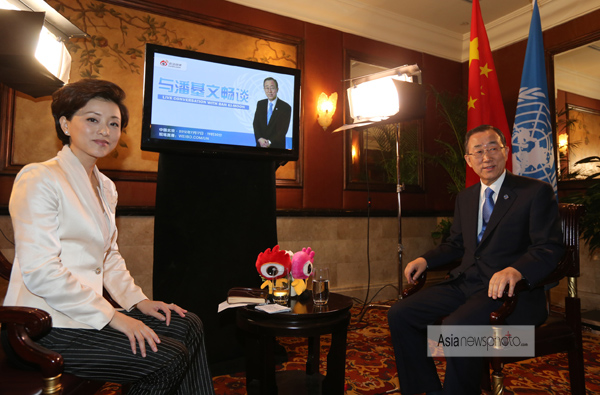 联合国秘书长潘基文抵京访华与中国网友对话(图)