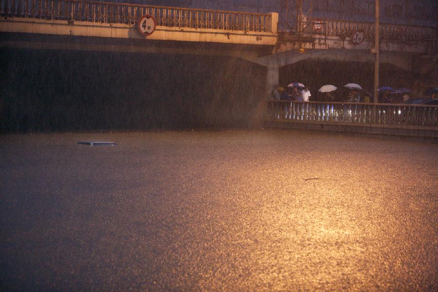 北京暴雨61年来最大 记录仍不断刷新