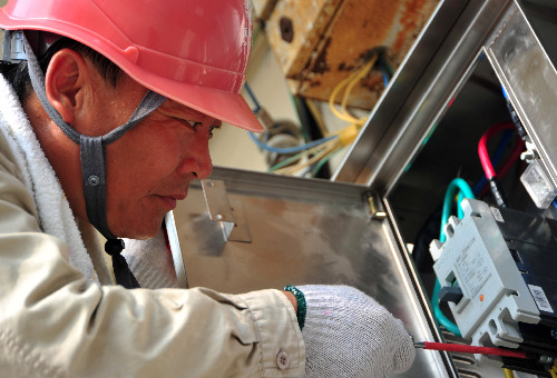 安徽肥西：党员服务队战高温保供电