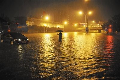 北京暴雨牵动众人心 汽车淹水逃生术热传（图）