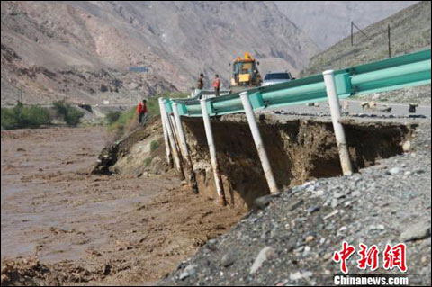 新疆和静遭洪灾 路桥房屋被淹两千余名游客滞留