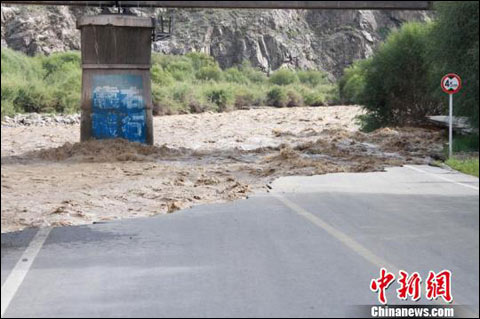 新疆和静遭洪灾 路桥房屋被淹两千余名游客滞留