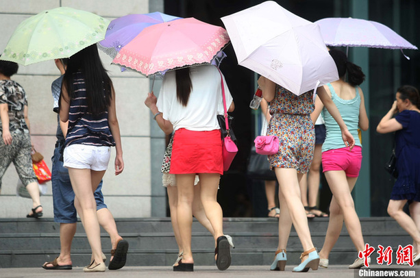 重庆气温最高超37℃ 街头短裤长裙“风光好”