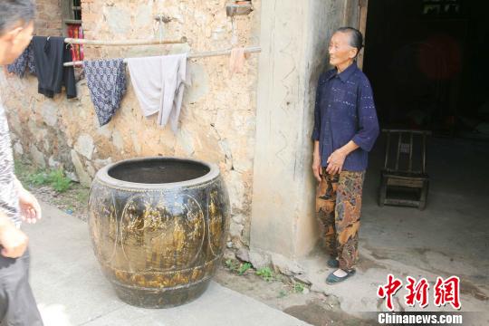 随州发现古代僧人“坐化缸” 祖孙三代护缸50余年