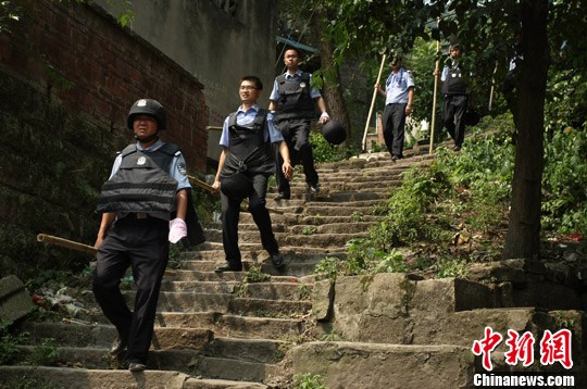 重庆警方追捕周克华第4日现场见闻：高温下封山搜捕