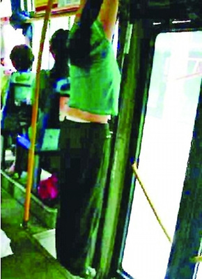 中年女子公交车上吊臂健身 司机：这样很危险(图)