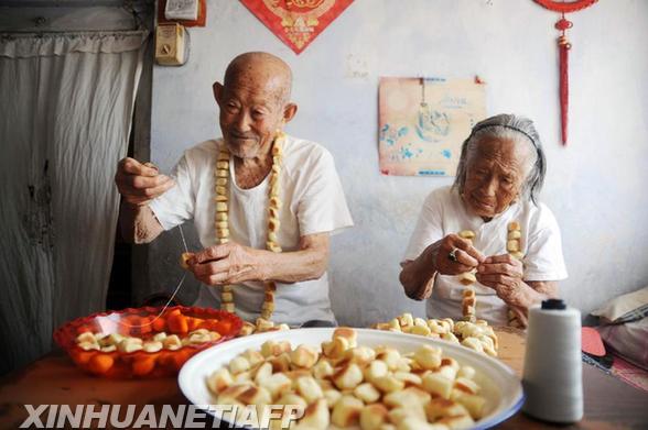 “橡树婚”夫妻携手第83个七夕节