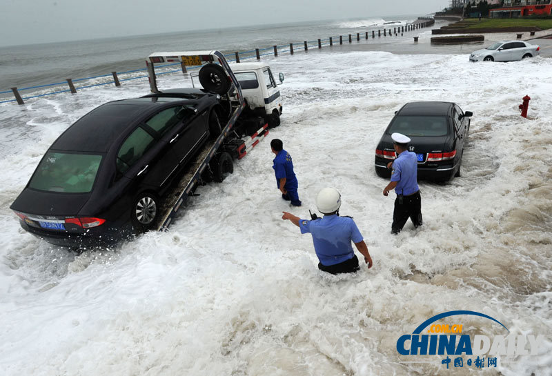 台风袭来青岛海域掀巨浪 民警斩浪救车