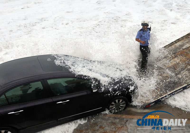 台风袭来青岛海域掀巨浪 民警斩浪救车