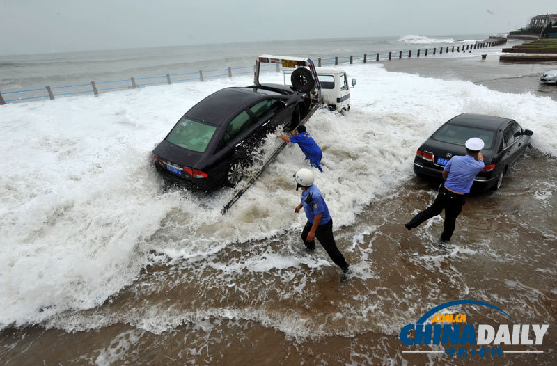 台风袭来青岛海域掀巨浪 民警斩浪救车