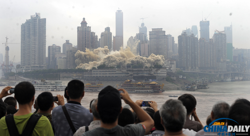 重庆朝天门地标建筑爆破拆除