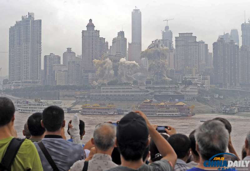 重庆朝天门地标建筑爆破拆除