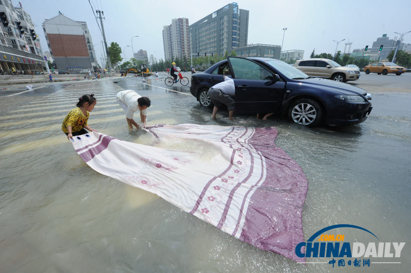 安徽合肥：水管爆裂 居民街头“蹭水”洗衣洗车