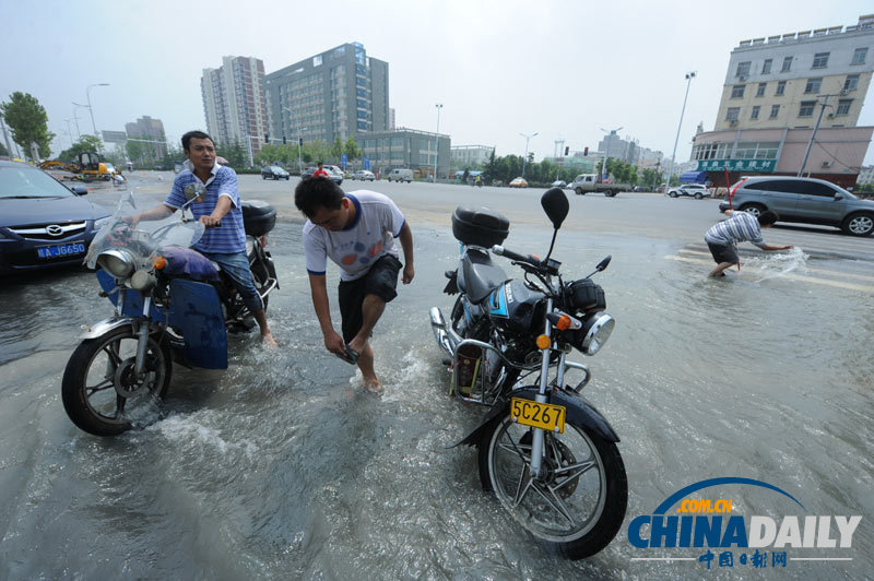 安徽合肥：水管爆裂 居民街头“蹭水”洗衣洗车