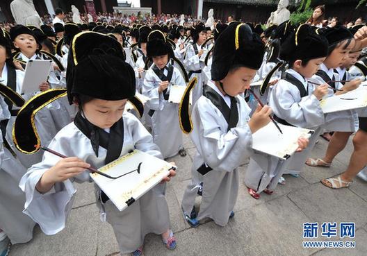 南京小学新生夫子庙里举行“开笔礼”