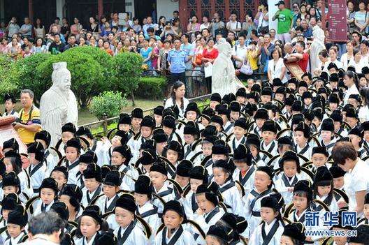 南京小学新生夫子庙里举行“开笔礼”