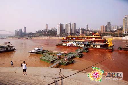 重庆环保部门调查长江水变红 称泥沙所致无毒