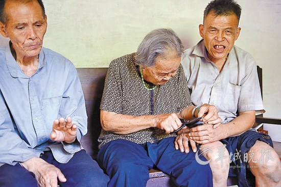 94岁麦奶奶和她的两个智障儿 70年艰辛抚养 组图