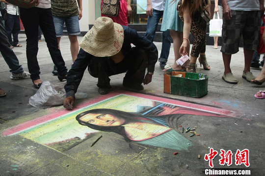 重庆街头 “乞丐”当街绘出蒙娜丽莎