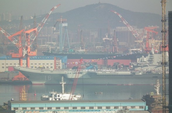 中国16号航母挂旗举行站坡仪式即将服役