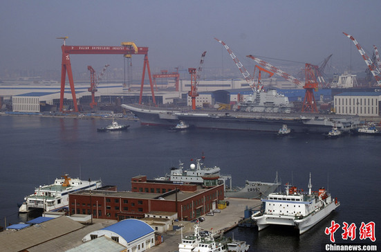 中国第一艘航母平台今日交付海军