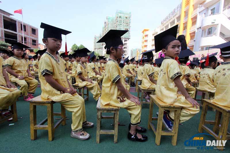 福建晋江：纪念孔子诞辰2563周年 小学生祭孔