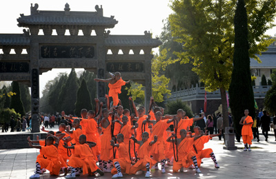 中国郑州少林武术节开幕 “少林小子”大迎宾