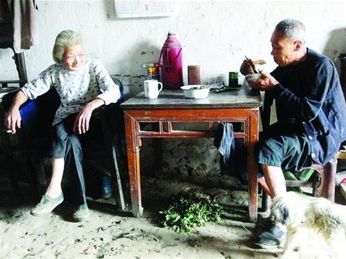 湖北“神仙奶奶”12年粒米未进 每天只喝茶抽烟