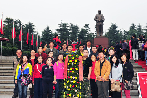 重油员工在韶山毛主席铜像前敬献花圈