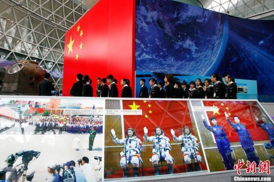 神九交会对接装置上海“首秀” 三位航天员亮相
