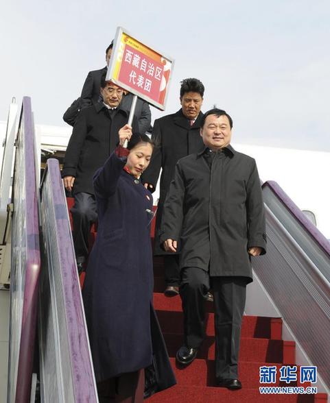 出席十八大的西藏代表团抵京