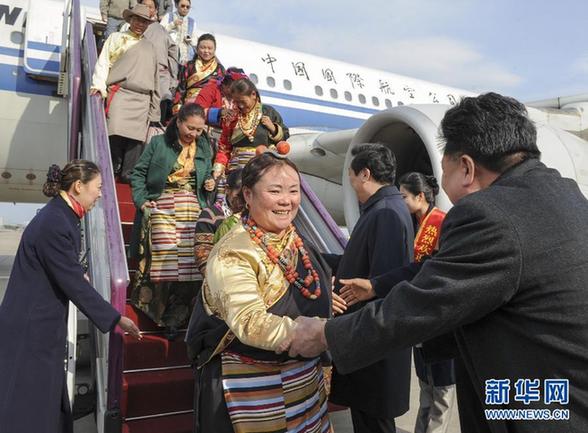 出席十八大的西藏代表团抵京