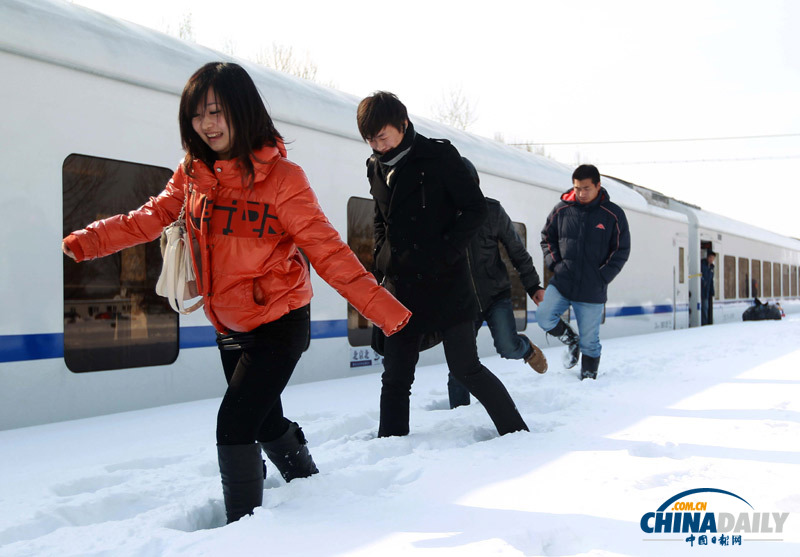 北京延庆遭遇52年来最大降雪 抗雪救灾有序进行