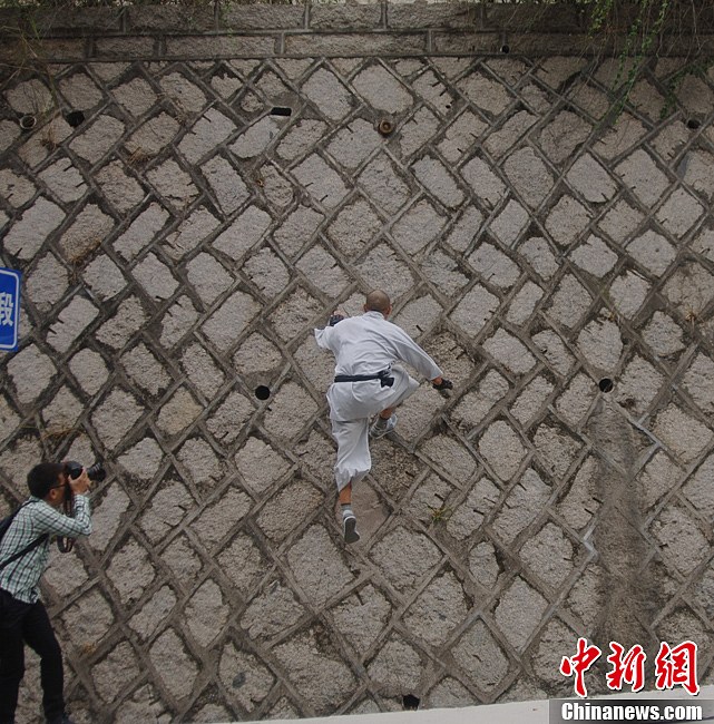 福建南少林武僧“飞墙走壁”登上5米高墙