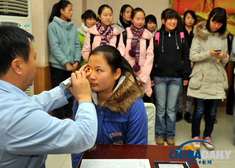 空军在陕西招收女飞行学员 百名女高中生入围体检