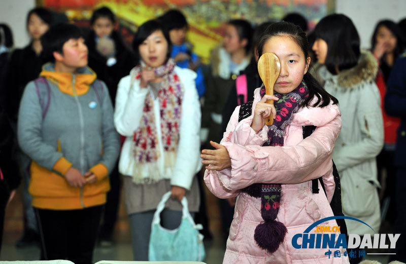 空军在陕西招收女飞行学员 百名女高中生入围体检
