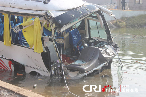 河南商丘一客车坠入池塘致12人遇难 幸存者救出多名乘客