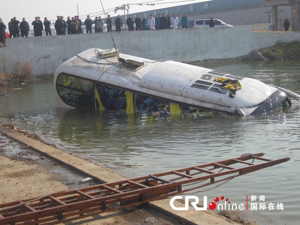 河南商丘一客车坠入池塘致12人遇难 幸存者救出多名乘客