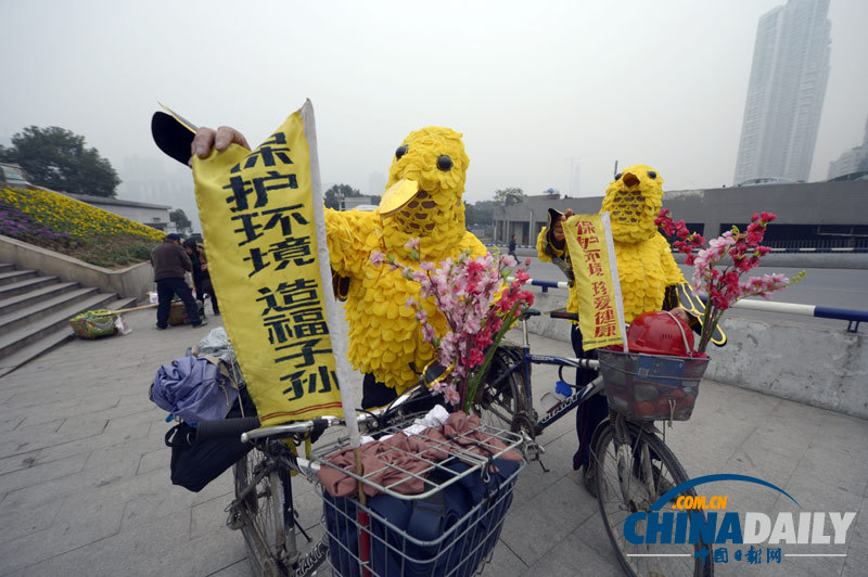 南京“鸟爷”骑行到重庆 扮“黄鹂”宣传环保