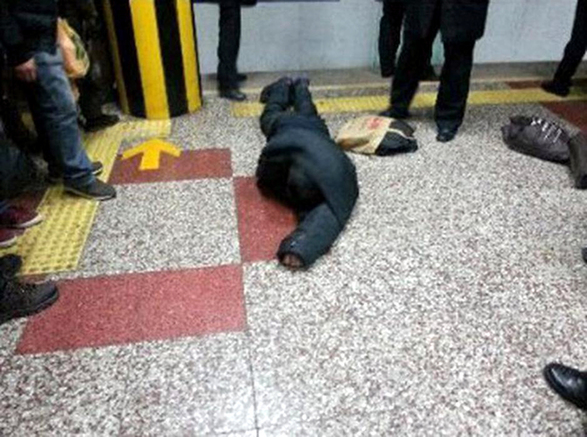 地铁乘客坠落站台 百人高喊停车