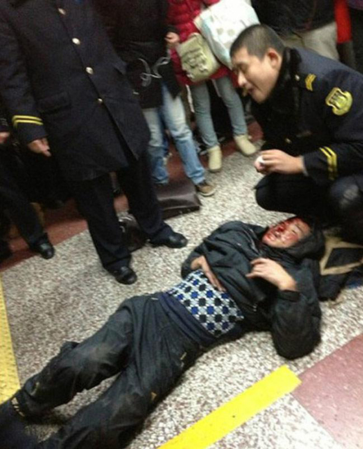 地铁乘客坠落站台 百人高喊停车