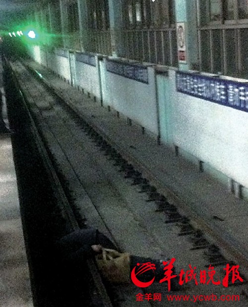 北京乘客晕厥掉下地铁站台 数百人高喊“停车”救人