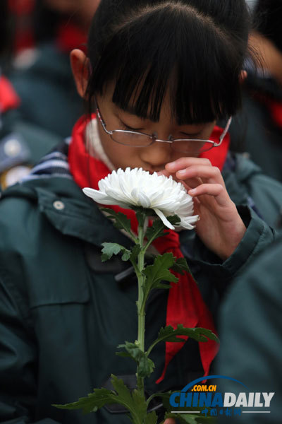 南京举行国际和平集会悼念南京大屠杀30万同胞遇难75周年