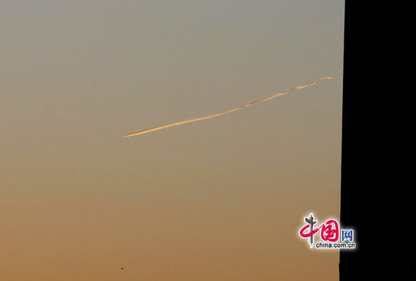 北京西南方向天空出现不明飞行物(高清组图)