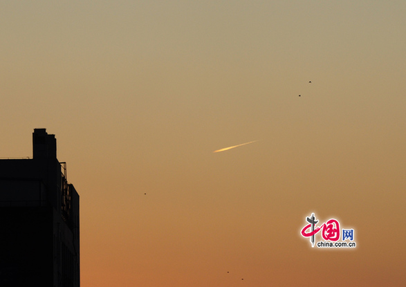 北京西南方向天空出现不明飞行物(高清组图)
