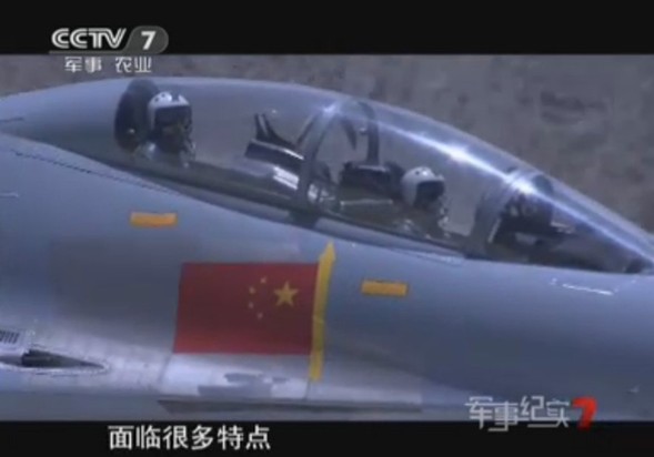 中国空军歼-11编队飞掠珠穆朗玛峰 气势如虹