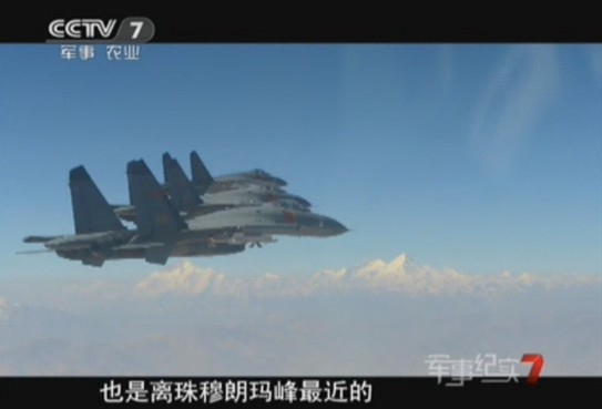 中国空军歼-11编队飞掠珠穆朗玛峰 气势如虹