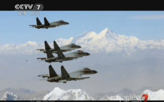 中国空军歼-11编队飞掠珠穆朗玛峰 气势如虹